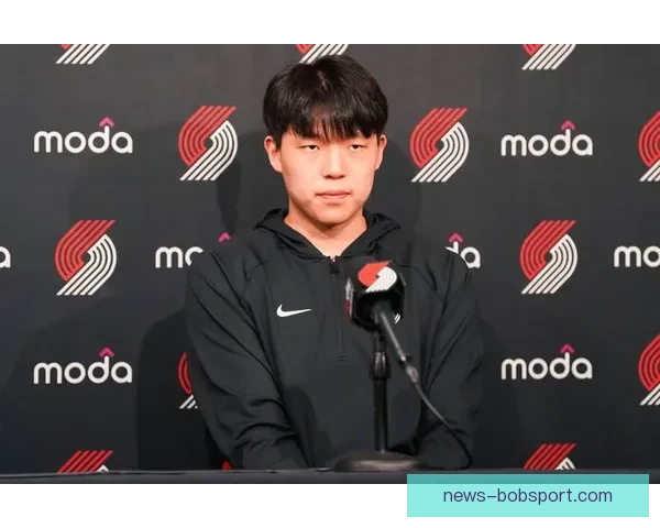 开拓者全家福大合照：杨瀚森C位领衔，利拉德昔日位置成回忆